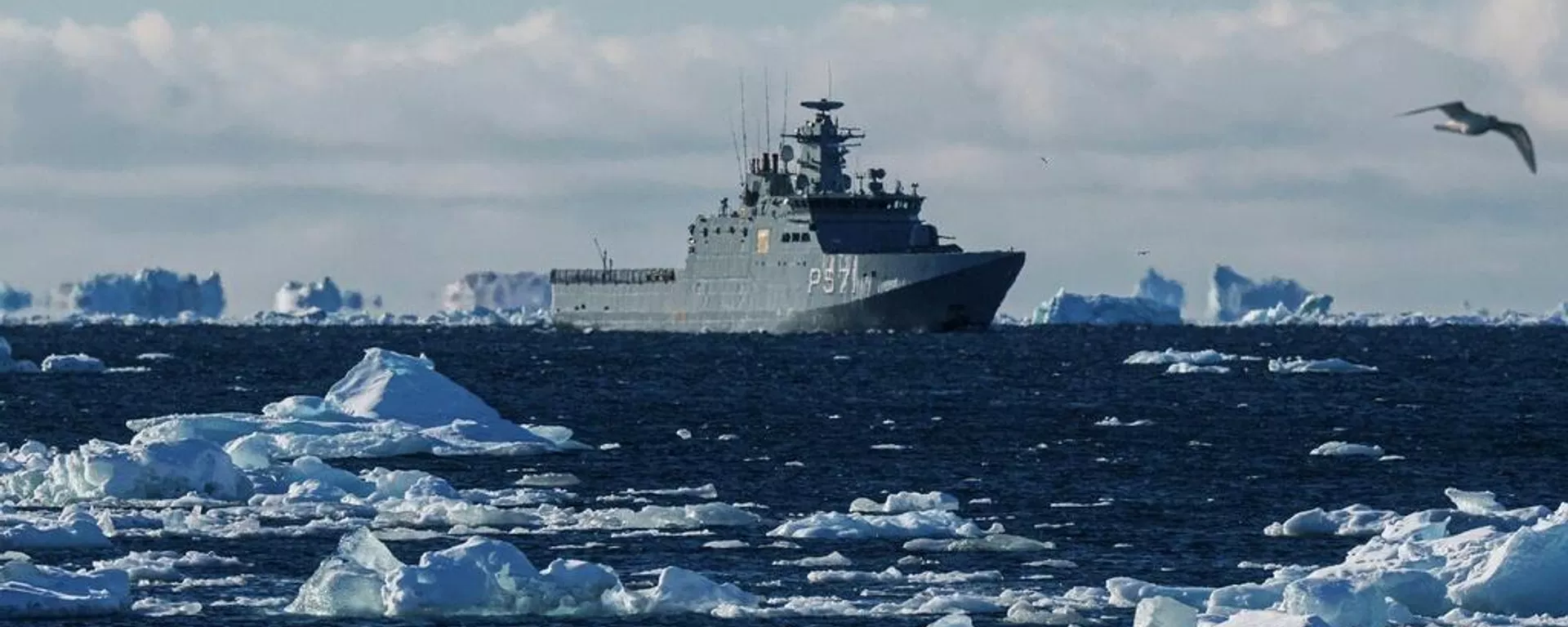 El buque militar HDMS Ejnar Mikkelsen de la Armada Real Danesa patrulla cerca de Nuuk, Groenlandia, el 5 de marzo de 2025.  - Sputnik Mundo, 1920, 13.01.2026