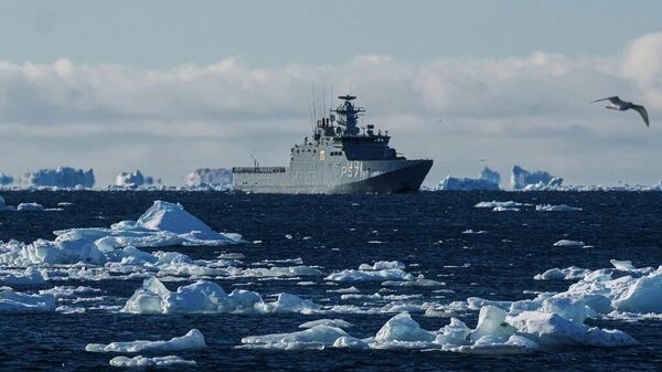 El buque militar HDMS Ejnar Mikkelsen de la Armada Real Danesa patrulla cerca de Nuuk, Groenlandia, el 5 de marzo de 2025.  - Sputnik Mundo