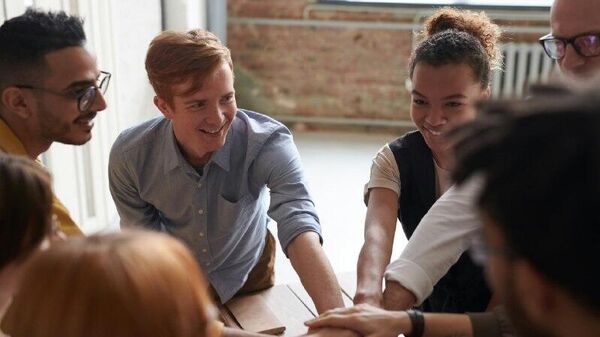 Un revés a los republicanos y demócratas: encuesta muestra que jóvenes de EEUU los rechazan cada vez más - Sputnik Mundo