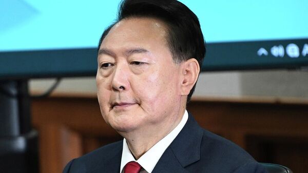 Yoon Suk Yeol, derrocado presidente de Corea del Sur, asiste a su juicio penal en una sala del Tribunal del Distrito Central de Seúl en Seúl el lunes 21 de abril de 2025  - Sputnik Mundo