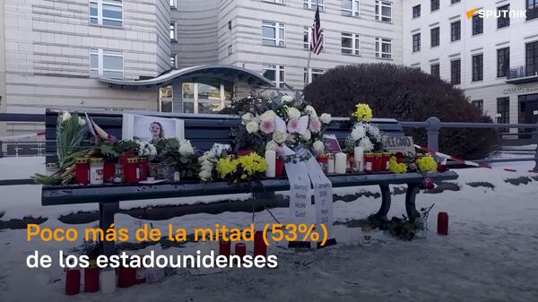 Abatimiento de una mujer en Minneapolis por un agente del ICE causa división en EEUU, según sondeo - Sputnik Mundo