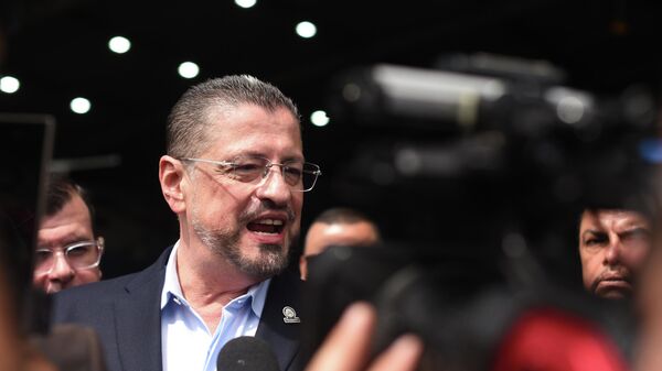Rodrigo Chaves, presidente costarricense, habla durante una conferencia de prensa sobre la incautación de cuatro toneladas de drogas, en una base aérea en San José, Costa Rica, el 28 de noviembre de 2025  - Sputnik Mundo