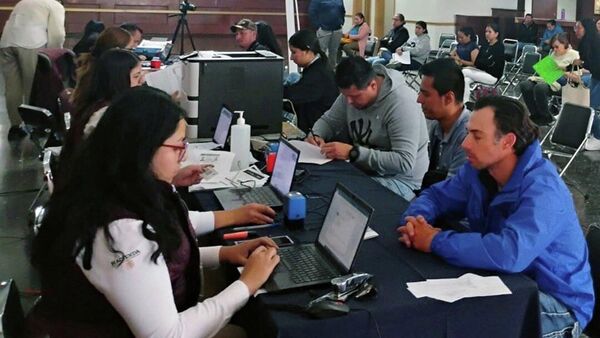 Contribuyentes mexicanos realizan trámites ante el SAT (archivo) - Sputnik Mundo