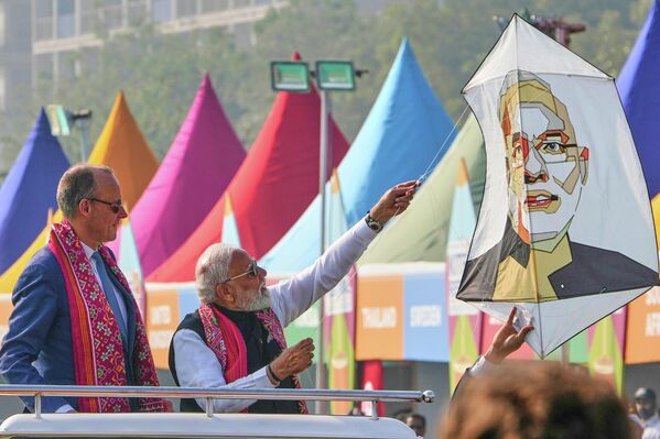 El canciller alemán, Friedrich Merz, observa cómo el primer ministro indio, Narendra Modi, lanza una cometa durante la inauguración del Festival Internacional de Cometas en la ciudad india de Ahmedabad. - Sputnik Mundo