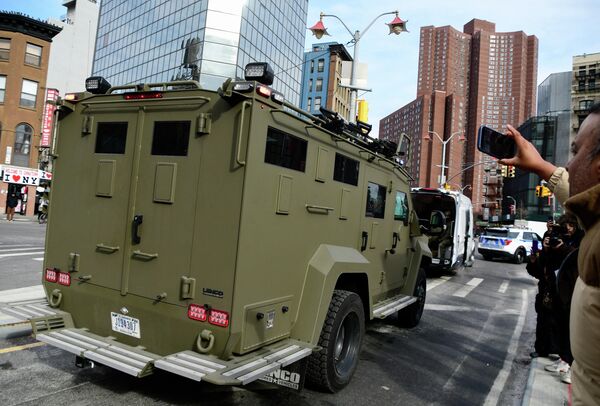 El vehículo blindado con Nicolás Maduro —secuestrado por EEUU— abandona el tribunal de Nueva York. - Sputnik Mundo