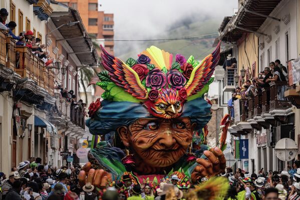 Una plataforma con participantes en el desfile del Carnaval de Negros y Blancos recorre las calles de la ciudad colombiana de Pasto. - Sputnik Mundo