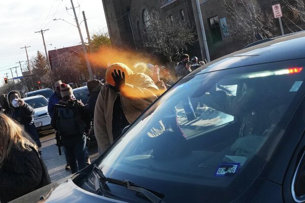 Un funcionario de las fuerzas del orden rocía gas pimienta a un manifestante en la ciudad estadounidense de Minneapolis. - Sputnik Mundo