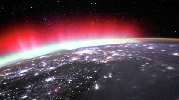 Aurora boreal sobre la Tierra, filmada desde la Estación Espacial Internacional. - Sputnik Mundo