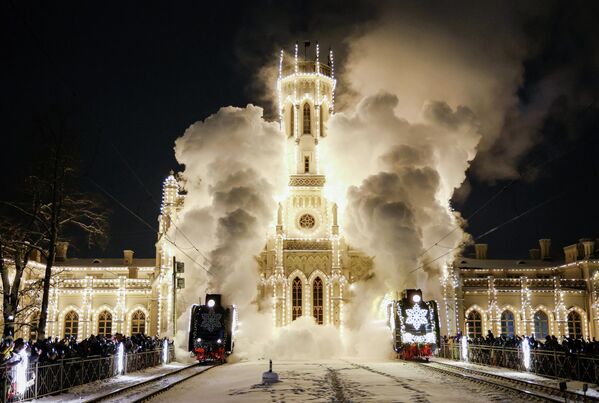 El tren de Ded Moroz (el Papá Noel ruso) llega a San Petersburgo. - Sputnik Mundo