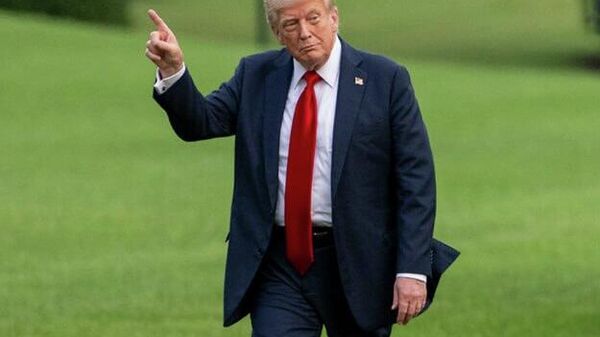 Trump amenaza con poner aranceles a países que no apoyen su plan para Groenlandia - Sputnik Mundo
