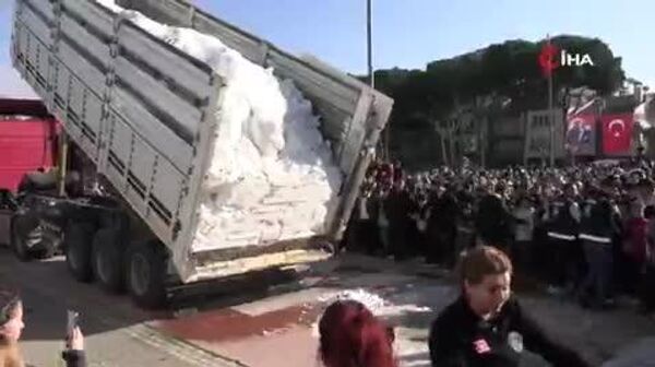 Ciudad turca inicia las vacaciones con festival de nieve - Sputnik Mundo