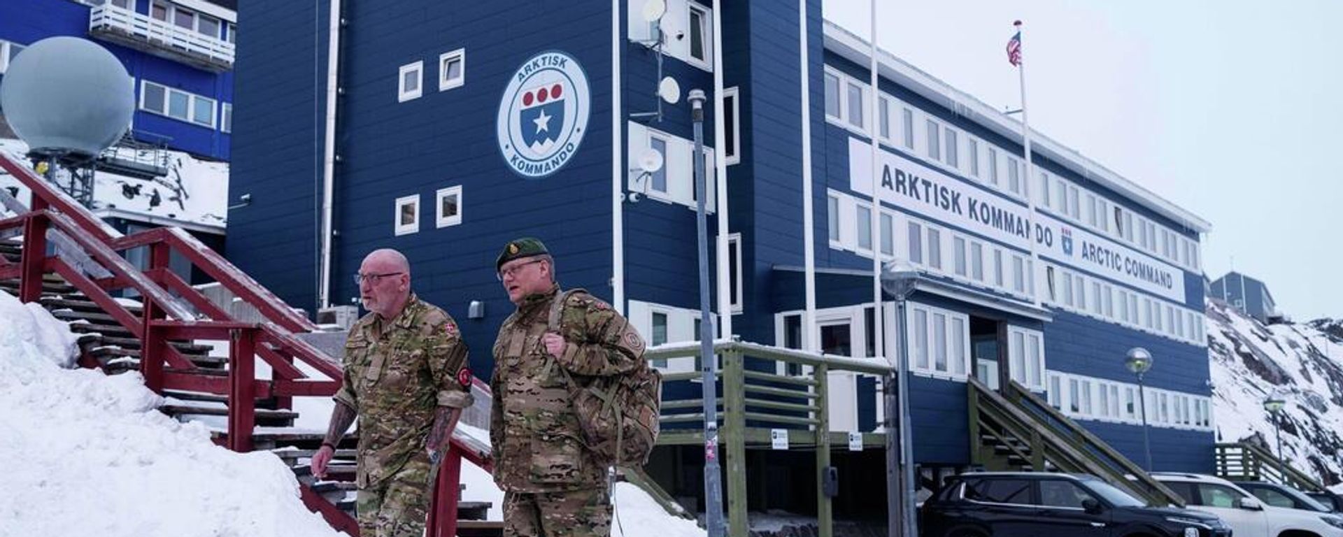 Militares daneses caminan frente al centro del Mando Conjunto del Ártico en Nuuk, Groenlandia, el viernes 16 de enero de 2026. - Sputnik Mundo, 1920, 27.07.2026