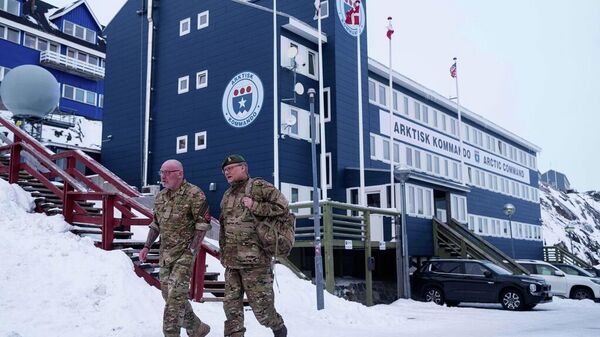 Militares daneses caminan frente al centro del Mando Conjunto del Ártico en Nuuk, Groenlandia, el viernes 16 de enero de 2026. - Sputnik Mundo