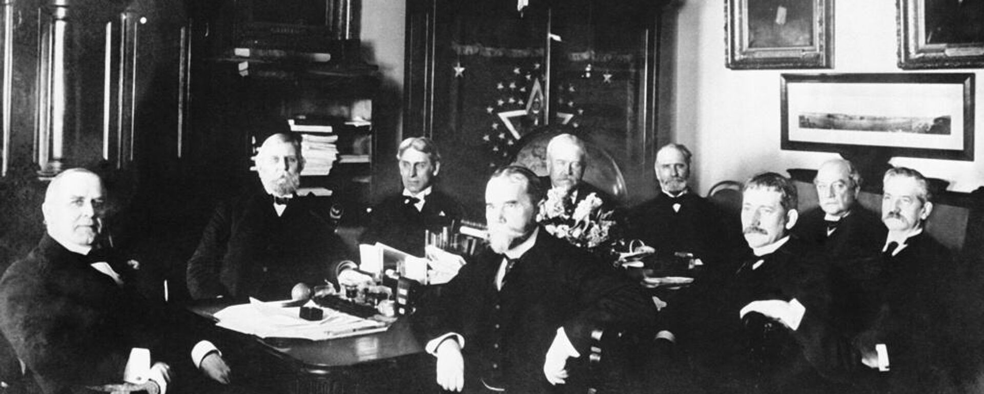 El presidente William McKinley (izquierda) junto a su gabinete durante una reunión en la Casa Blanca en 1898. - Sputnik Mundo, 1920, 19.01.2026