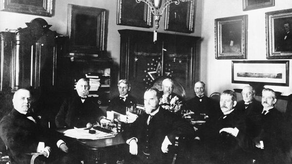 El presidente William McKinley (izquierda) junto a su gabinete durante una reunión en la Casa Blanca en 1898. - Sputnik Mundo