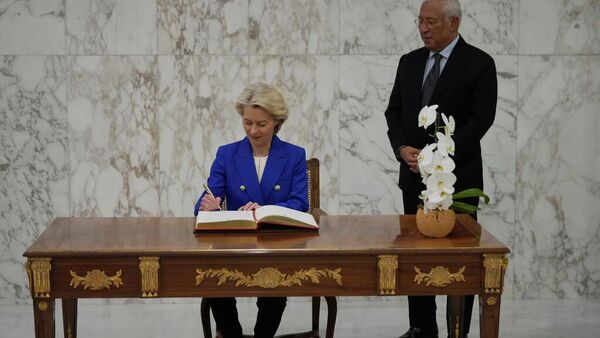 La presidenta de la Comisión Europea, Ursula von der Leyen (izquierda), firma el libro de visitas junto al presidente del Consejo Europeo, António Costa. - Sputnik Mundo