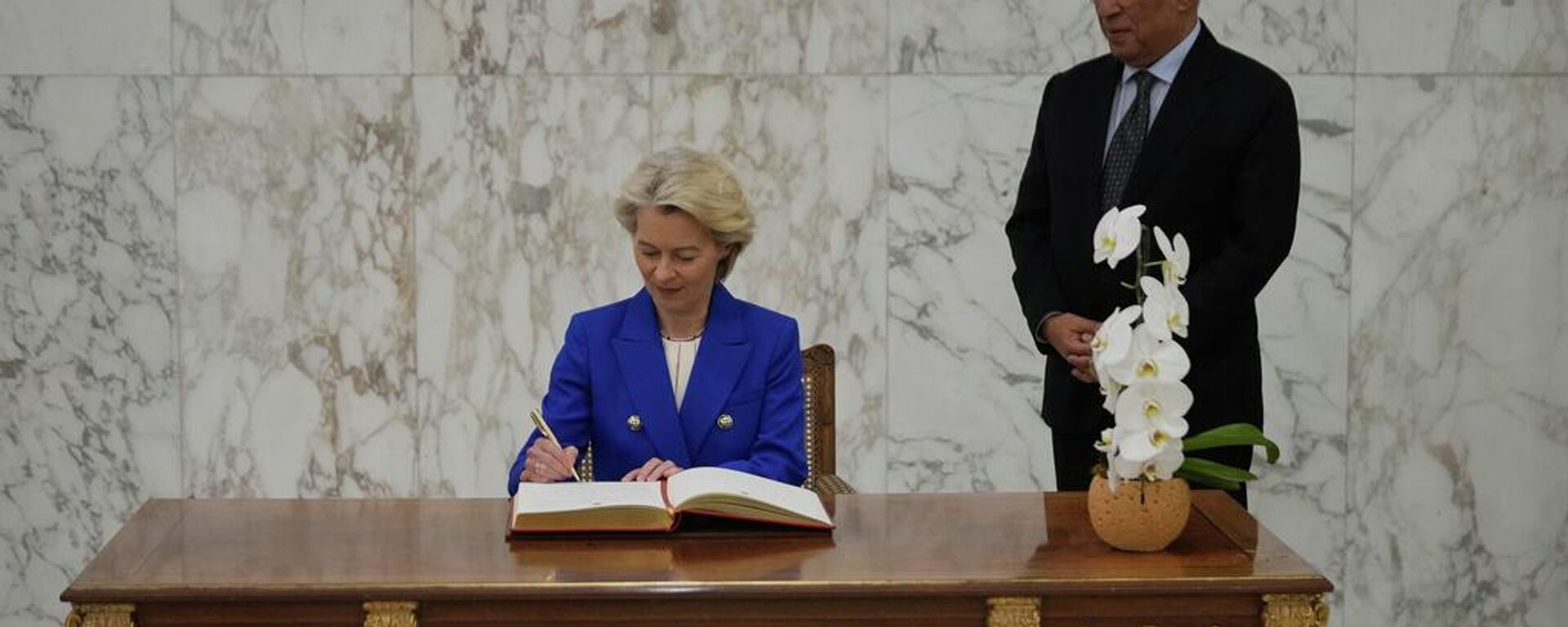 La presidenta de la Comisión Europea, Ursula von der Leyen (izquierda), firma el libro de visitas junto al presidente del Consejo Europeo, António Costa. - Sputnik Mundo, 1920, 18.01.2026