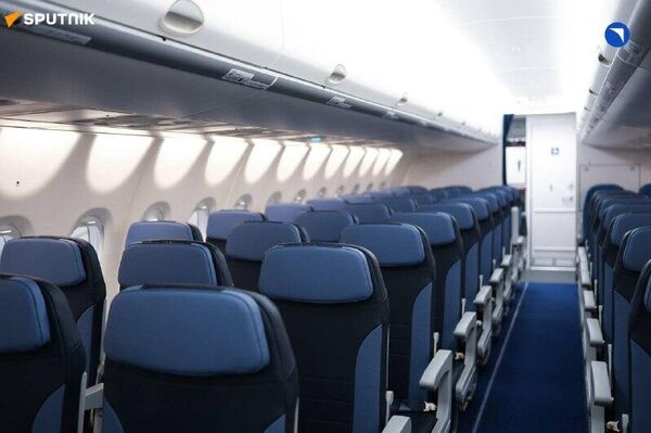 Rusia presentará por primera vez en el extranjero los aviones SJ-100 y Il-114-300 de producción totalmente nacional - Sputnik Mundo