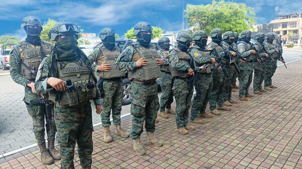 Efectivos militares ecuatorianos desplegados en la ciudad de Durán, provincia de Guayas, durante enero de 2026 - Sputnik Mundo