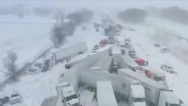 Al menos un centenar de vehículos chocan en cadena en Michigan - Sputnik Mundo