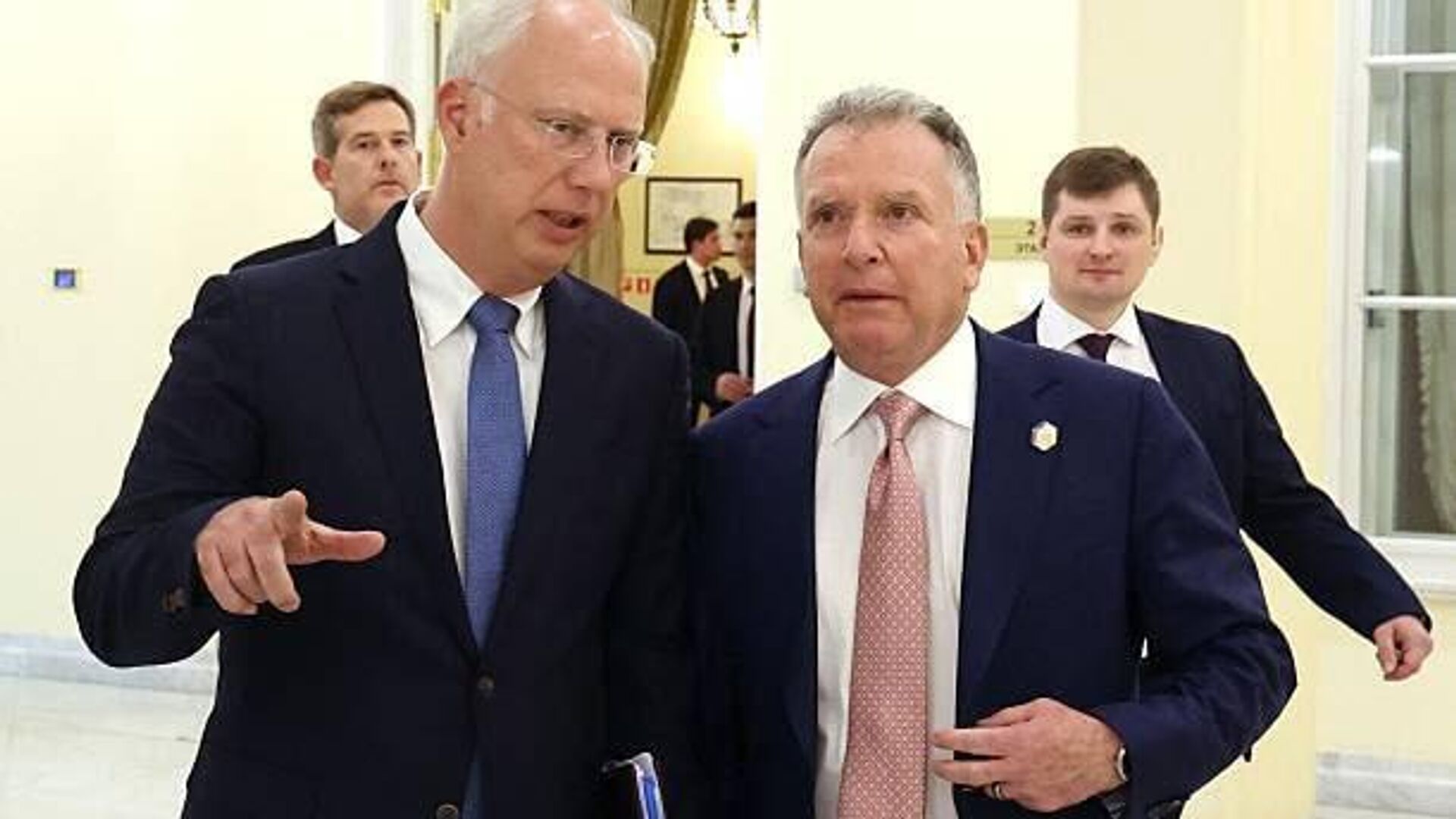 Enviados presidenciales de Rusia y EEUU mantienen un encuentro muy positivo en Davos Enviados presidenciales de Rusia y EEUU mantienen un encuentro muy positivo en Davos - Sputnik Mundo, 1920, 20.01.2026