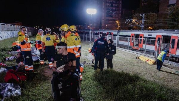 Tren en Cataluña choca contra un muro caído sobre la vía - Sputnik Mundo