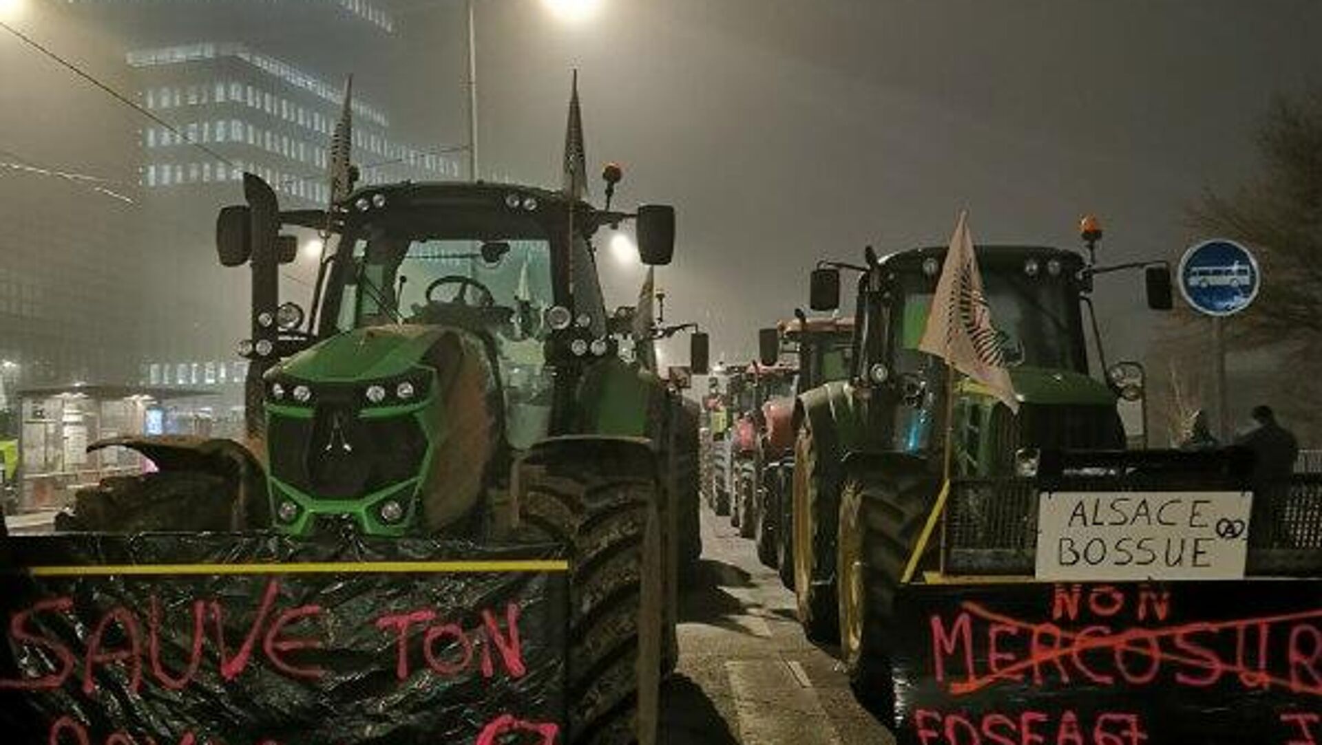 🪧 Agricultores protestan contra el acuerdo UE-Mercosur frente al Parlamento europeo 🪧 Agricultores protestan contra el acuerdo UE-Mercosur frente al Parlamento europeo - Sputnik Mundo, 1920, 20.01.2026