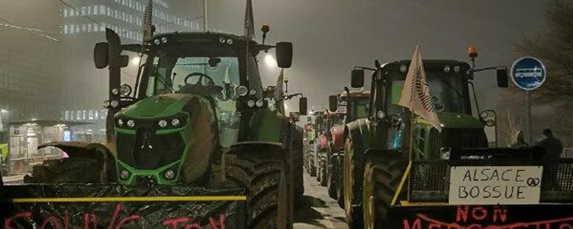 🪧 Agricultores protestan contra el acuerdo UE-Mercosur frente al Parlamento europeo - Sputnik Mundo, 1920, 20.01.2026