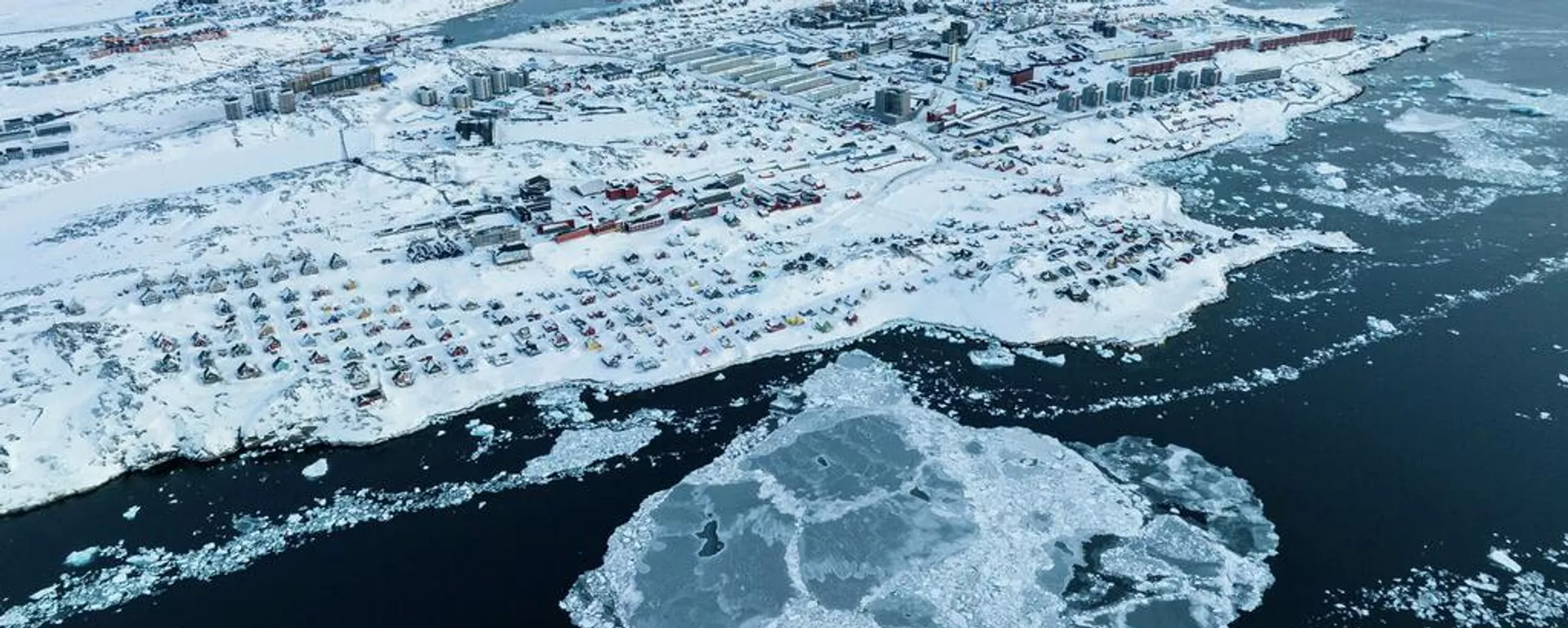 Una escena en la costa de un mar de Nuuk, Groenlandia. - Sputnik Mundo, 1920, 21.01.2026