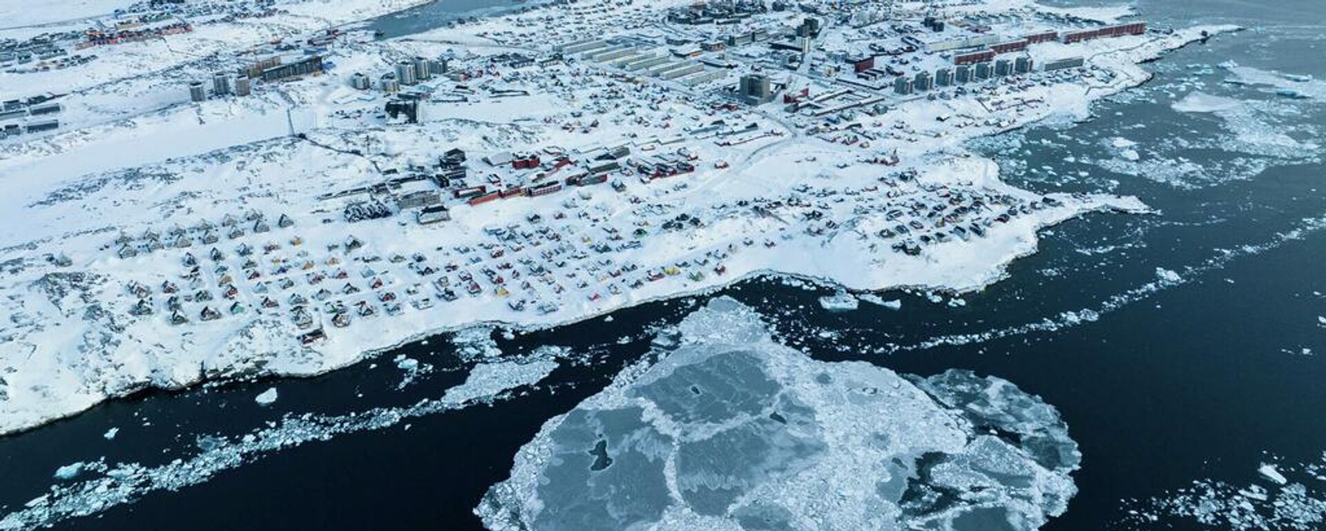 Una escena en la costa de un mar de Nuuk, Groenlandia. - Sputnik Mundo, 1920, 21.01.2026