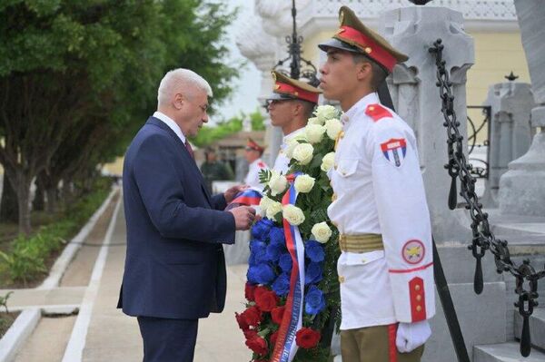 🪖 El ministro del Interior ruso deposita una ofrenda floral en memorial a los soldados soviéticos en Cuba - Sputnik Mundo