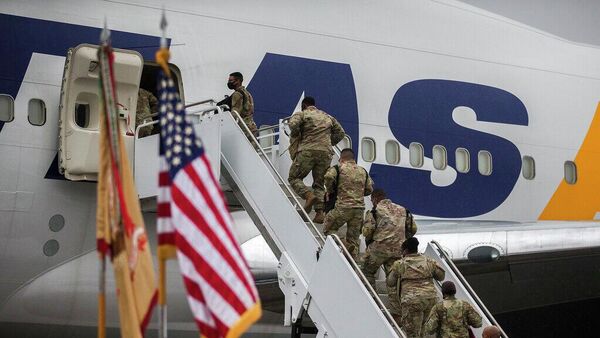 Un grupo de soldados del Ejército de EEUU abordan un avión durante su despliegue en Europa, el 11 de marzo de 2022, en el Aeródromo Hunter Army en Savannah, Georgia - Sputnik Mundo