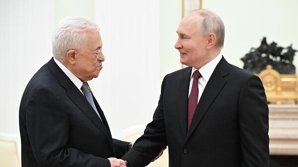 El presidente ruso, Vladímir Putin, y el mandatario palestino, Mahmud Abás durante una reunión en Moscú  - Sputnik Mundo