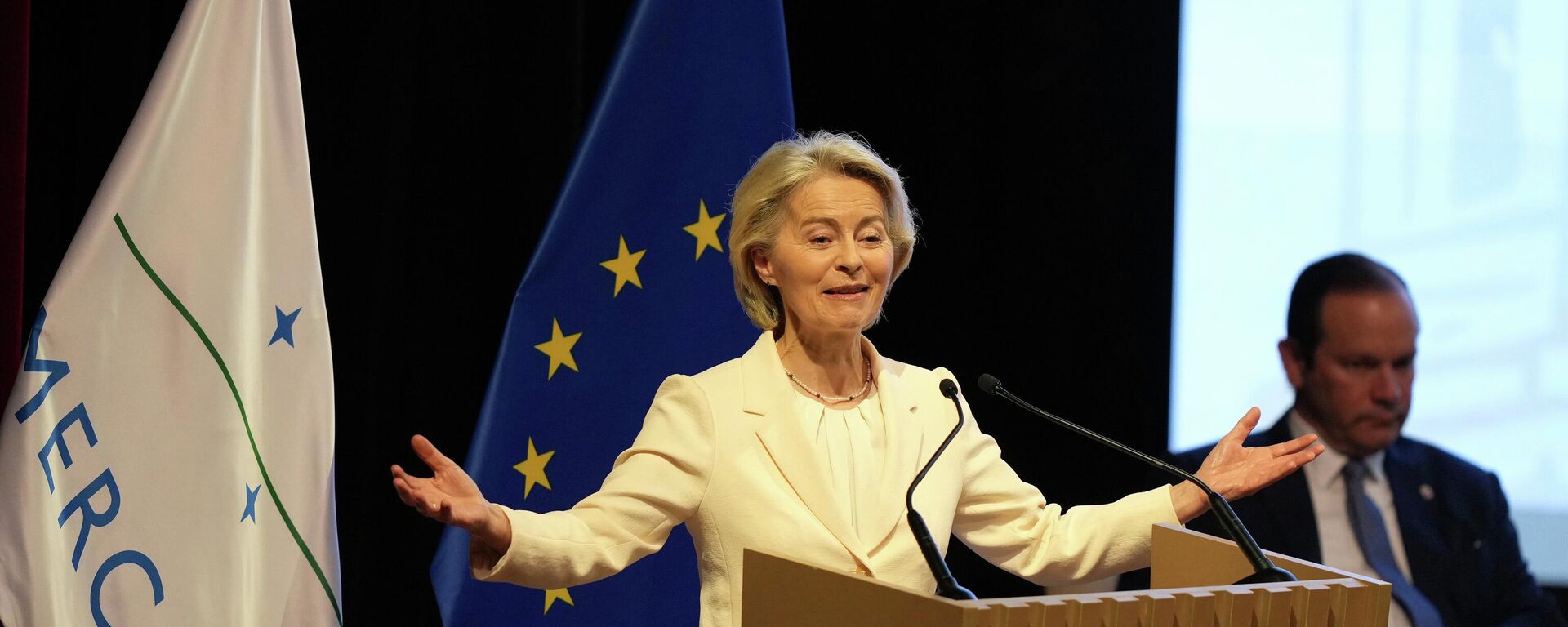 Ursula von der Leyen, presidenta de la Comisión Europea, habla durante una reunión para firmar un acuerdo de libre comercio entre la Unión Europea y el Mercosur en Asunción, Paraguay, el 17 de enero de 2026  - Sputnik Mundo, 1920, 22.01.2026