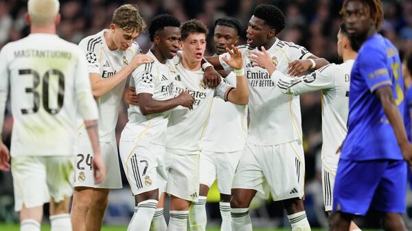 Vinicius Junior del Real Madrid celebra el quinto gol de su equipo durante el partido de fútbol de la fase inaugural de la Liga de Campeones entre el Real Madrid y el Mónaco en Madrid el 20 de enero de 2026  - Sputnik Mundo