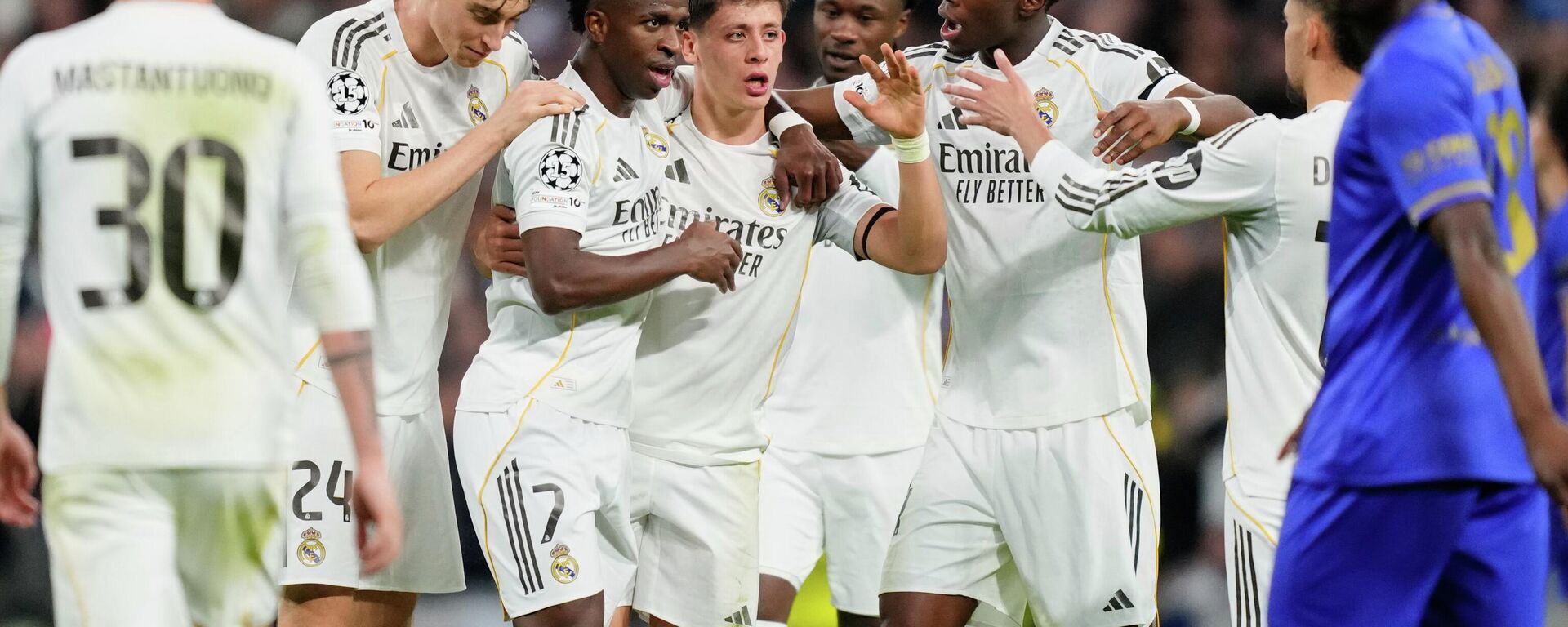 Vinicius Junior del Real Madrid celebra el quinto gol de su equipo durante el partido de fútbol de la fase inaugural de la Liga de Campeones entre el Real Madrid y el Mónaco en Madrid el 20 de enero de 2026  - Sputnik Mundo, 1920, 22.01.2026