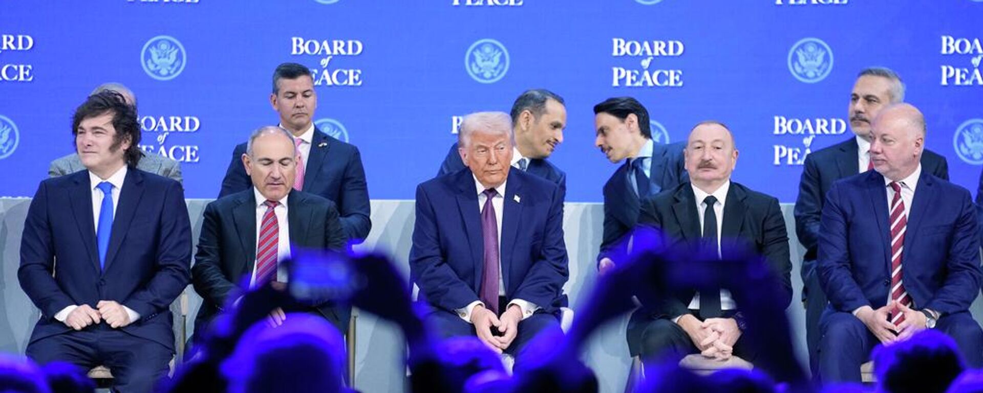 El presidente Trump acompañado de otros líderes mundiales durante la ceremonia de oficialización de la Junta de Paz para Gaza - Sputnik Mundo, 1920, 23.01.2026