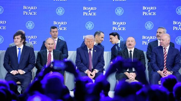 El presidente Trump acompañado de otros líderes mundiales durante la ceremonia de oficialización de la Junta de Paz para Gaza - Sputnik Mundo