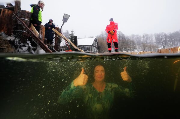 Los fieles ortodoxos de San Petersburgo se bañan en aguas heladas durante la festividad de la Epifanía. - Sputnik Mundo