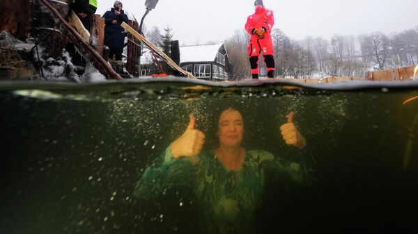 Окунание в ледяную воду на праздник Богоявления в Санкт-Петербурге, Россия - Sputnik Mundo