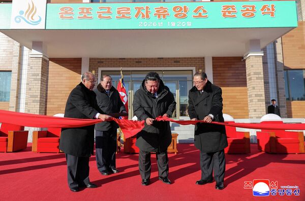 El líder norcoreano Kim Jong-un participa en la ceremonia de inauguración de un centro recreativo para trabajadores. - Sputnik Mundo