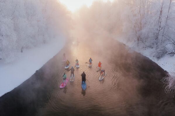 Practicantes de paddle surf recorren una de las ramas del río Obi en la ciudad rusa de Novosibirsk. - Sputnik Mundo