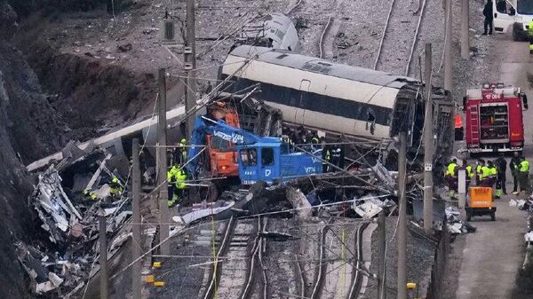 Detectan posible fractura del carril en que circulaba el tren descarrilado en España - Sputnik Mundo