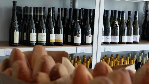 Vinos de Francia expuestos en Galinette, un bistró francés, en San Francisco - Sputnik Mundo