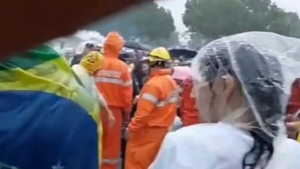 La caída de un rayo deja más de 20 heridos durante manifestación en Brasil a favor de Bolsonaro La caída de un rayo deja más de 20 heridos durante manifestación en Brasil a favor de Bolsonaro - Sputnik Mundo