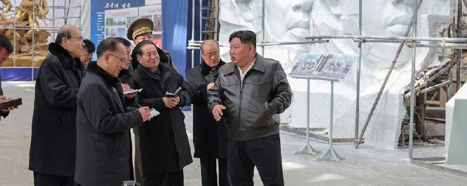 🪖 Kim Jong-un supervisa las esculturas en honor a los soldados norcoreanos que participaron en la liberación de la región rusa de Kursk - Sputnik Mundo, 1920, 25.01.2026