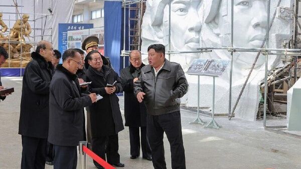 🪖 Kim Jong-un supervisa las esculturas en honor a los soldados norcoreanos que participaron en la liberación de la región rusa de Kursk 🪖 Kim Jong-un supervisa las esculturas en honor a los soldados norcoreanos que participaron en la liberación de la región rusa de Kursk - Sputnik Mundo