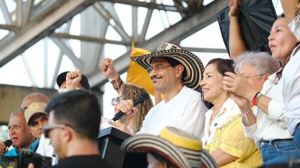 El candidato oficialista de Colombia se posiciona en primer lugar entre el electorado, según sondeo - Sputnik Mundo