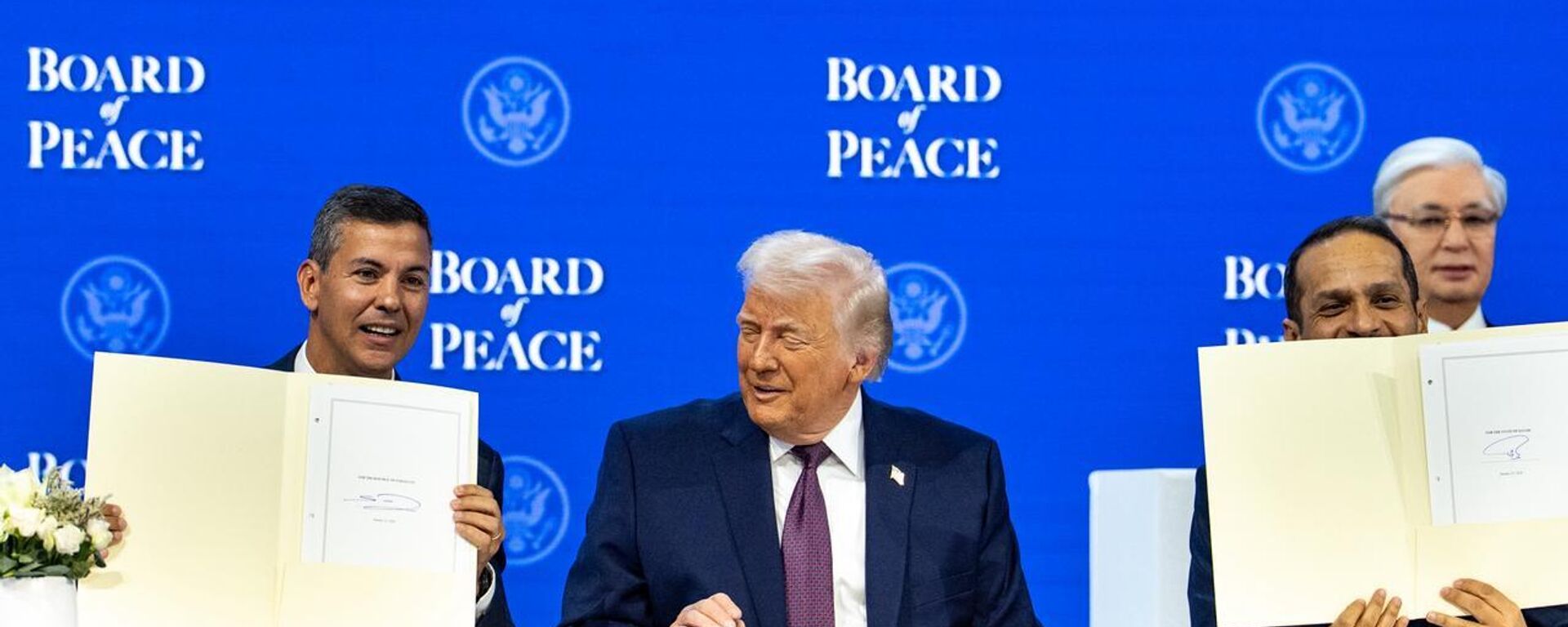 El presidente de Paraguay, Santiago Peña, junto a su par de EEUU, Donald Trump, durante el Consejo de Paz en enero de 2026 - Sputnik Mundo, 1920, 27.01.2026