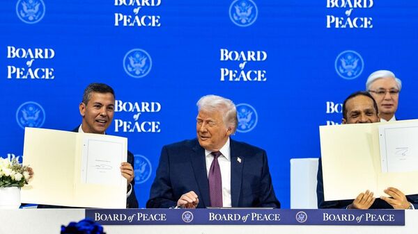 El presidente de Paraguay, Santiago Peña, junto a su par de EEUU, Donald Trump, durante el Consejo de Paz en enero de 2026 - Sputnik Mundo